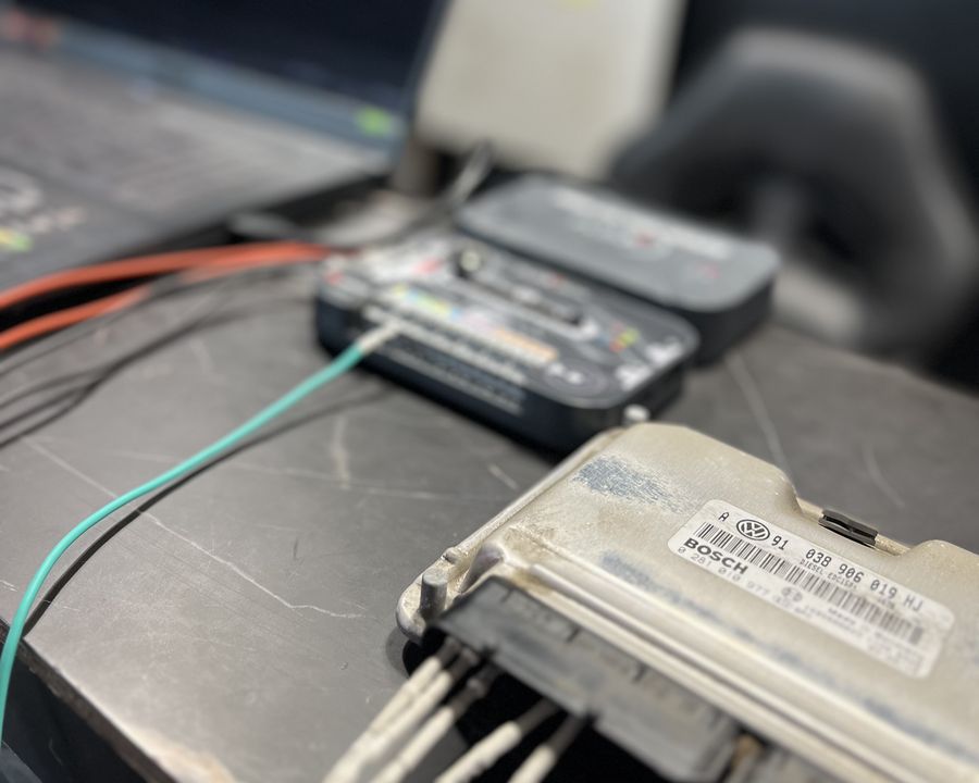 Calculateur ECU Bosch VW sur banc de reprogrammation AREPROG — câblage direct ECU hors véhicule