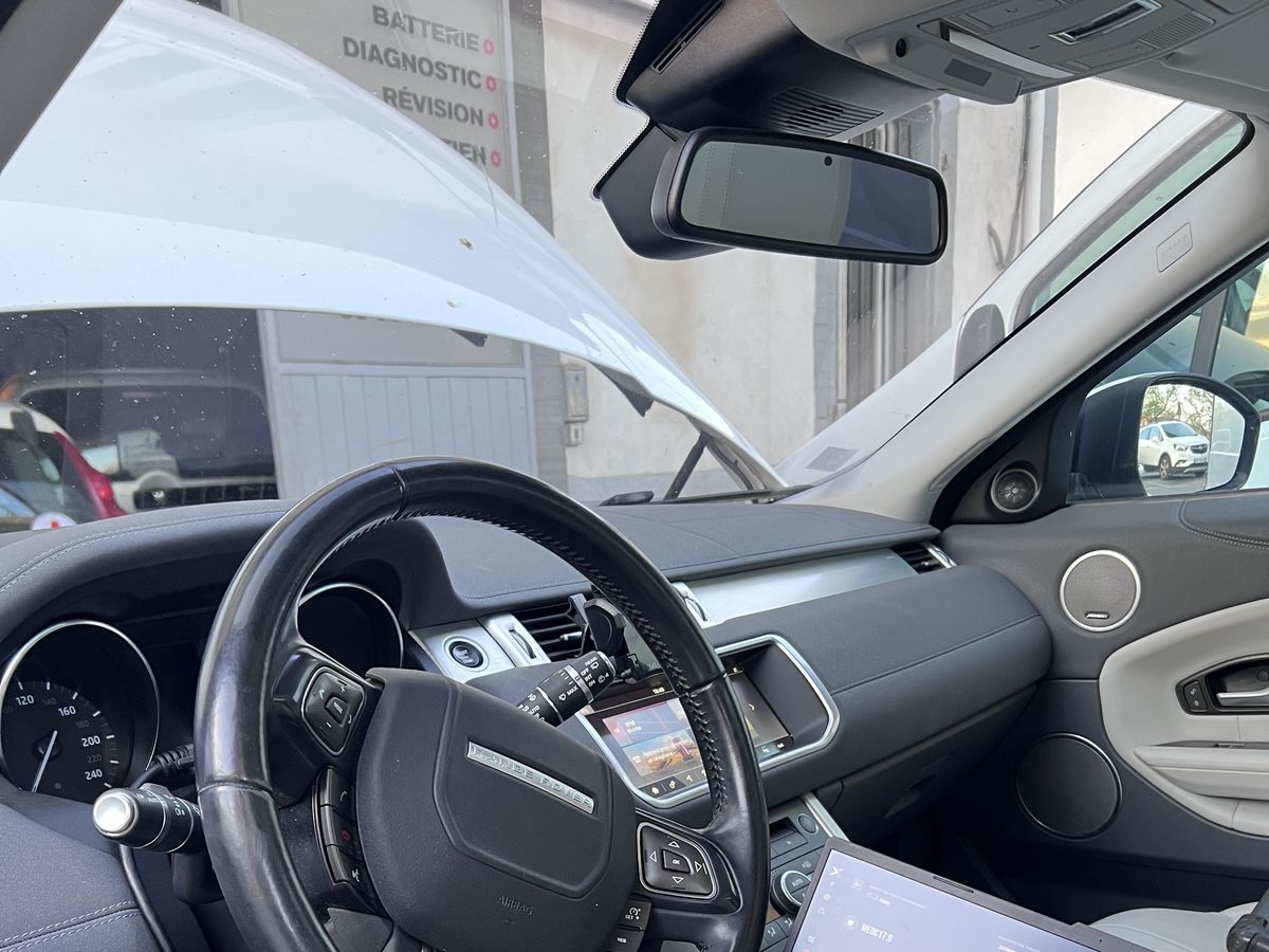 Intervention reprogrammation moteur à domicile — laptop branché sur ECU dans l'habitacle d'un Range Rover