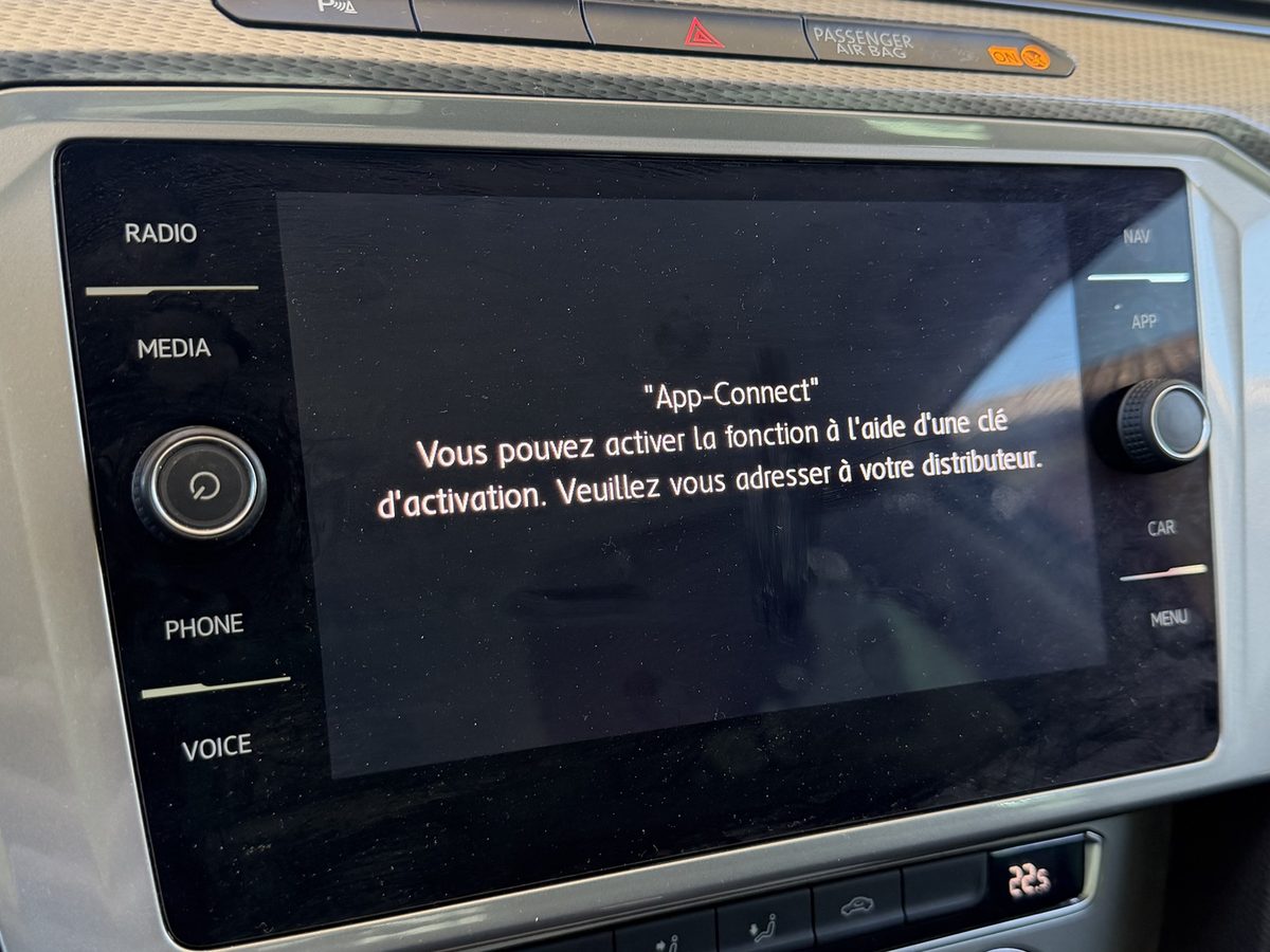 Écran Composition Media VW Passat 2018 avant activation : message App-Connect demandant une clé d'activation