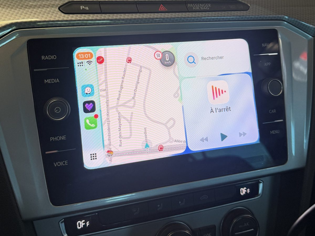 Navigation Waze via Apple CarPlay sur l'écran d'origine d'une VW Passat 2018 après activation App-Connect